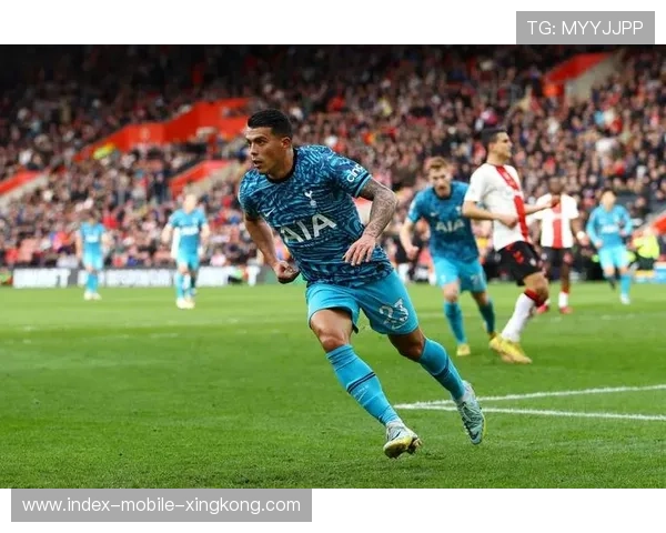 热刺连续传递换位后收获精彩一球