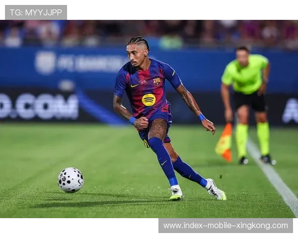 巴萨外围精准挑传，拉菲尼亚横扫打入空门