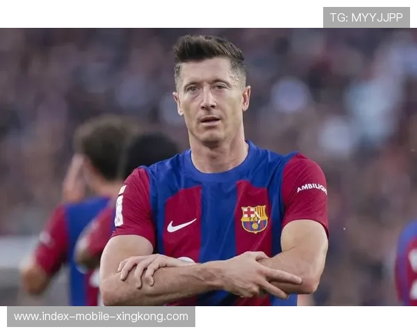 巴萨边路传中配合流畅,莱万门前补射再下一城